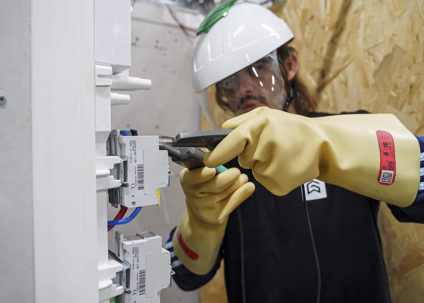 apprenant en atelier pour devenir électricien à l'École Gustave