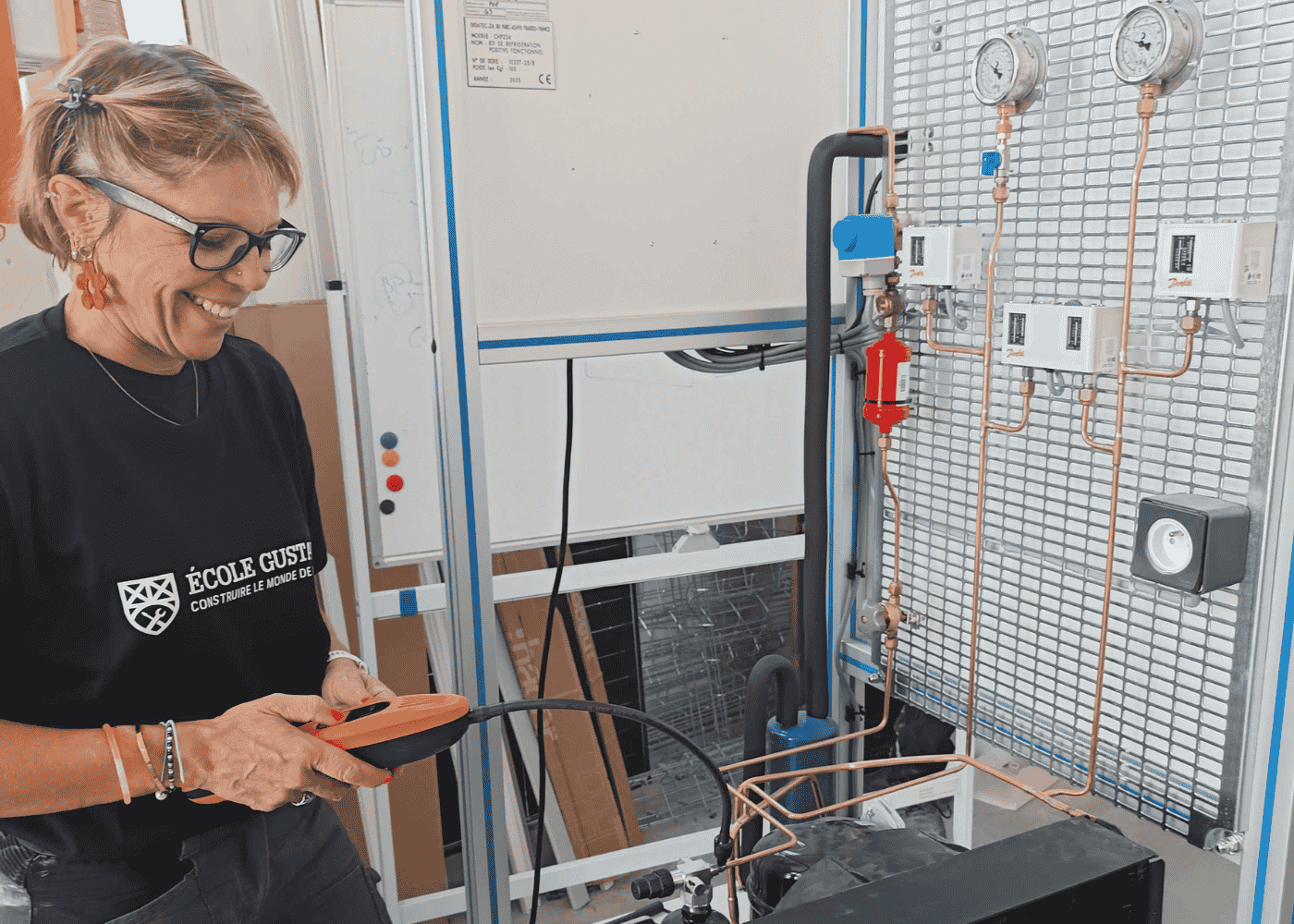 Femme qui pratique en atelier de technicien de maintenance CVC