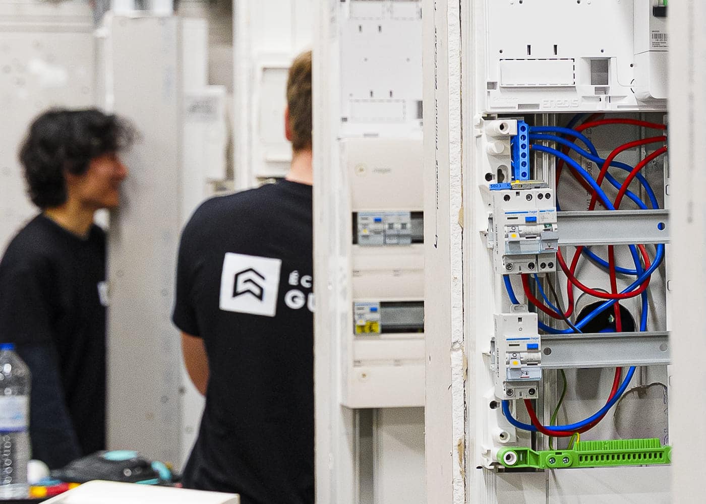 Apprenti électricien installe tableau électrique lors formation École Gustave, alternance BTP Marseille