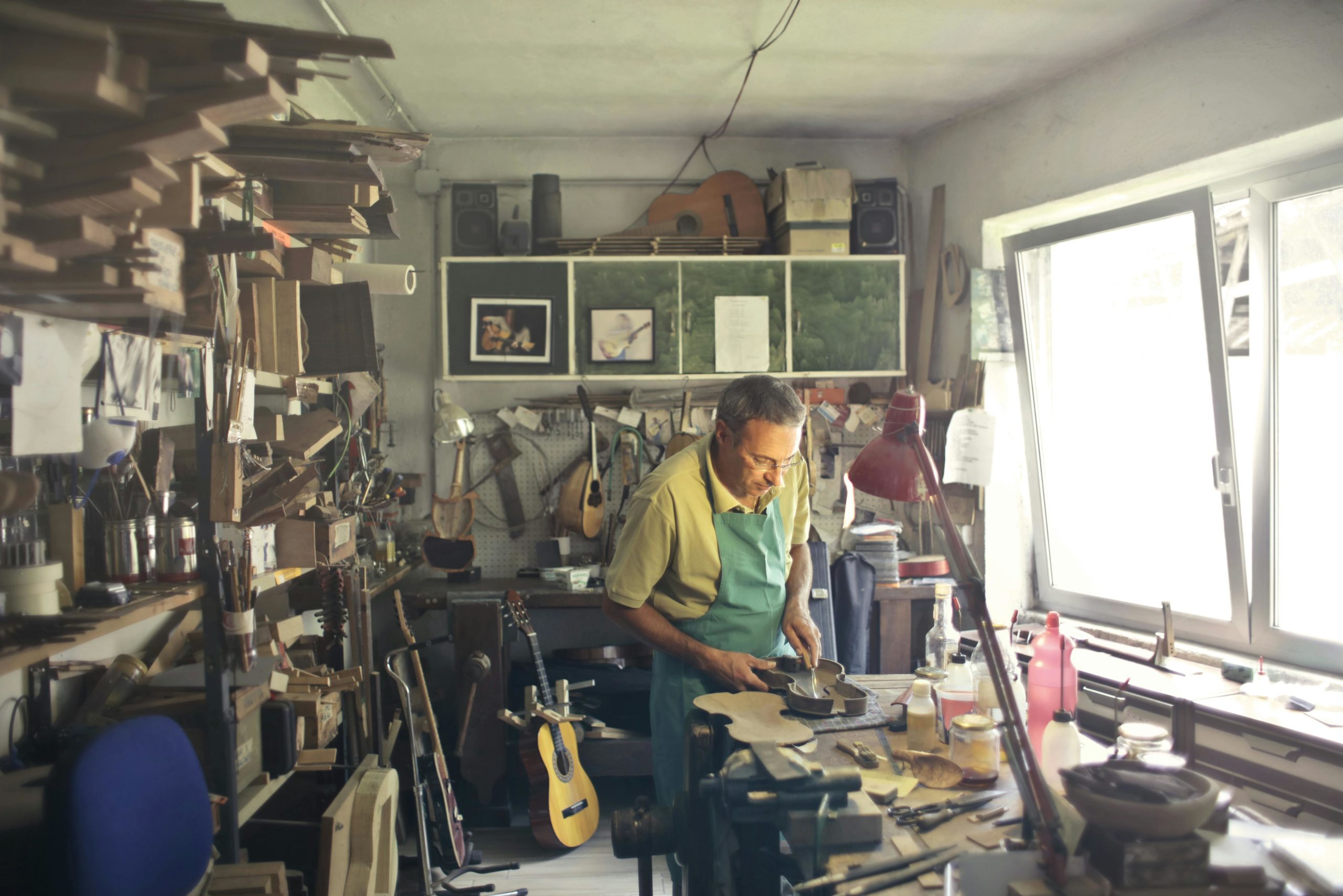 artisan luthier au travail dans son atelier